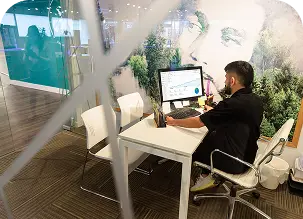 Personne travaillant dans un bureau d’entreprise