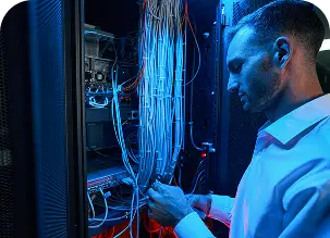 Directeur informatique devant une baie informatique